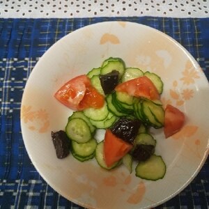 トマトときゅうりとプルーンのサラダ